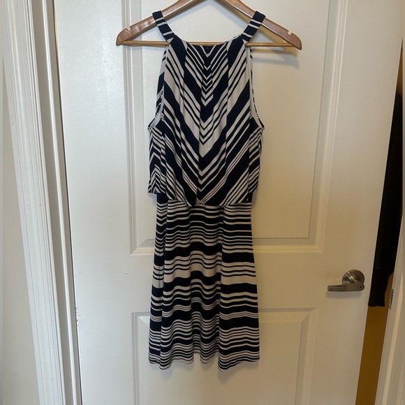 Jessica Simpson size 8 navy, white stripe dress. Flattering. Excellent condition - Picture 1 of 4